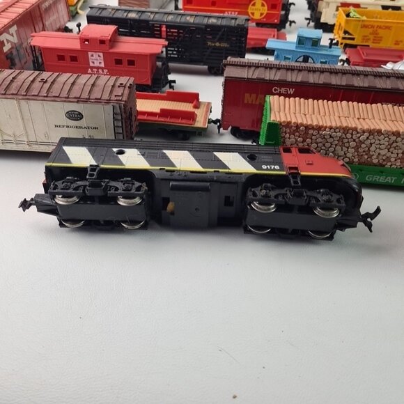 Mixed Lot HO Scale Trains Cars- Freight Boxcars-Flats-Tankers Locomotives T04 - Picture 12 of 13